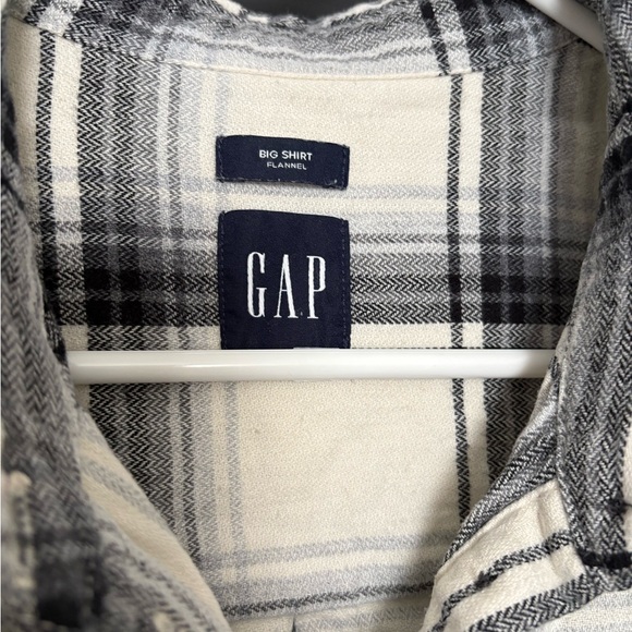 GAP Women’s Monochrome Plaid Button-Down Shirt - Picture 3 of 4